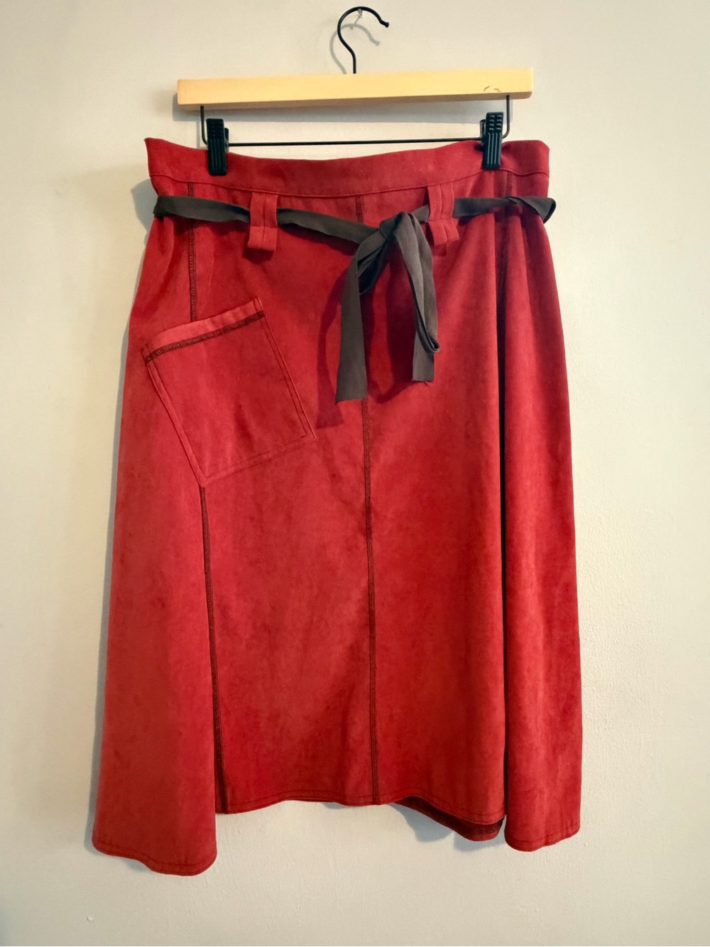 Mesh by D.A.R microfiber midi skirt size large